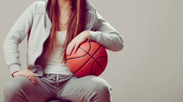 Menina adolescente desportiva no capô segurando basquete. — Fotografia de Stock