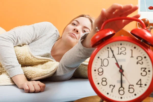 Mulher acordando desligando o despertador de manhã — Fotografia de Stock