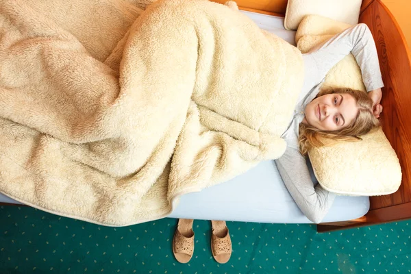 O femeie se trezește dimineața în pat după ce a dormit — Fotografie, imagine de stoc