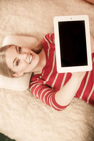 Mulher segurando pc tablet. Copyspace tela em branco — Fotografia de Stock