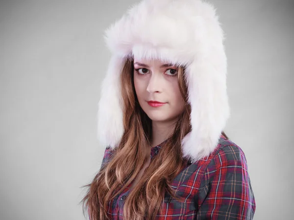 Jeune femme en bonnet de fourrure d'hiver — Photo