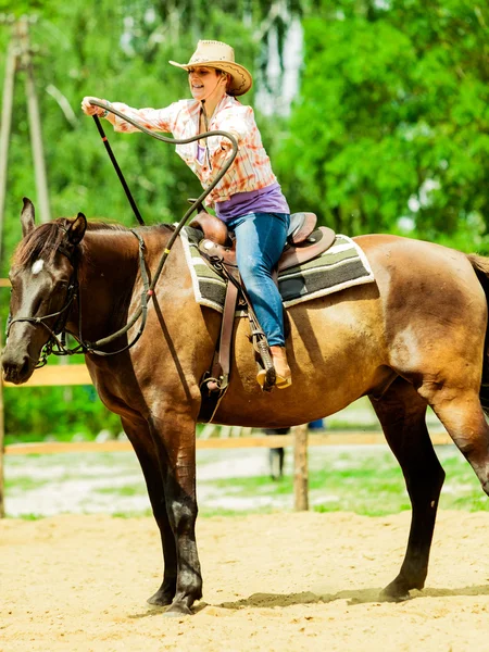 Västra cowgirl kvinna ridning häst. Sport aktivitet — Stockfoto