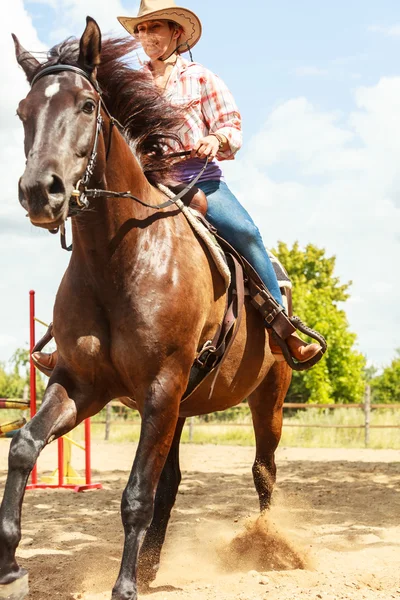 Western cowgirl vrouw paardrijden paard. Sport activiteiten — Stockfoto
