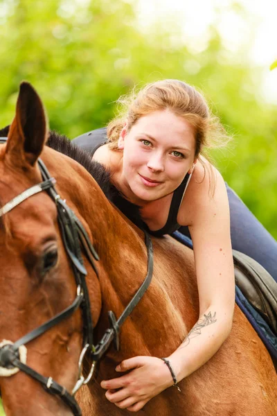 Vrouw jockey opleiding paardrijden paard. Sport activiteiten — Stockfoto