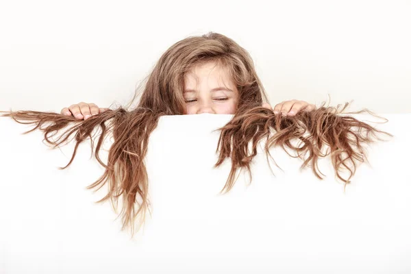 Petite fille enfant aux cheveux longs tient bannière vide . — Photo
