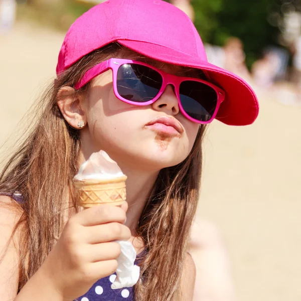 Liten flicka unge äta glass på stranden. Sommaren. — Stockfoto