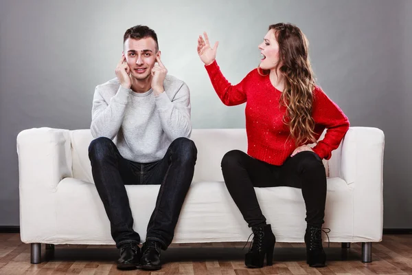 Boos fury vrouw schreeuwen man sluit zijn oren. — Stockfoto