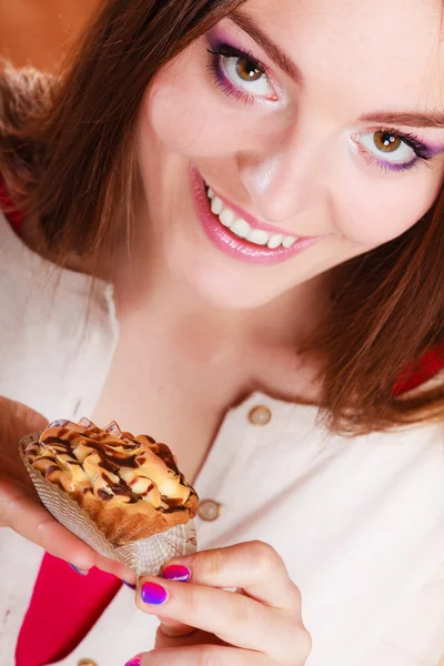 Donna sorridente tiene la torta in mano — Foto Stock