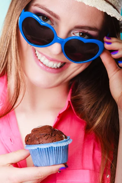 Sorridente donna estiva tiene la torta in mano — Foto Stock