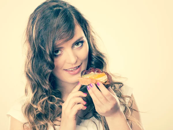 Cute woman holds fruit cake in hand — Stock Photo, Image