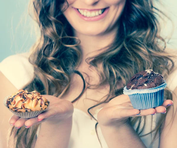 Lächelnde Sommerfrau hält Kuchen in der Hand — Stockfoto