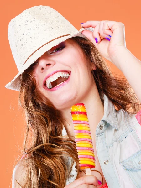 Donna in cappello estivo mangiare gelato pop cream — Foto Stock