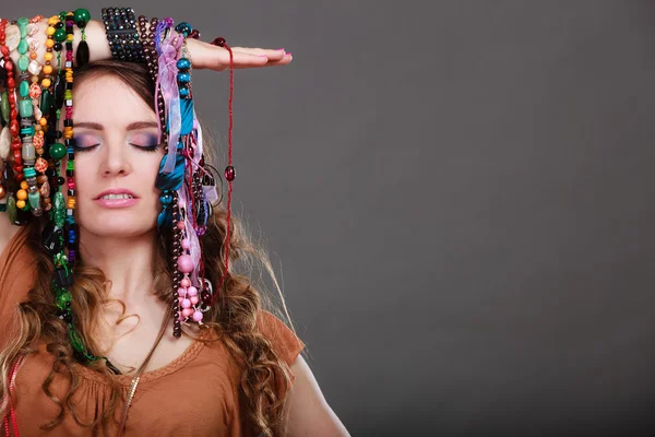 Mujer bonita con collares de joyería pulseras — Foto de Stock