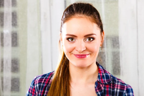 Portret van vrij prachtige vrouw meisje. — Stockfoto