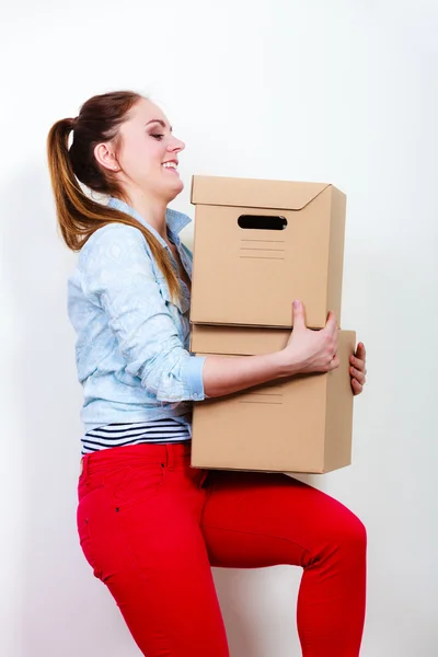 Woman moving into apartment house carrying boxes. — Stock Photo, Image