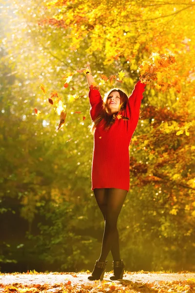 Mujer relajante en el parque de otoño — Foto de Stock