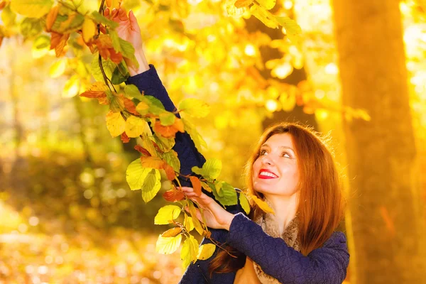 Kvinnan promenader i höstlig park — Stockfoto