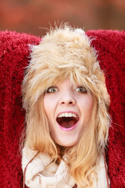 Chica en piel invierno sombrero posando — Foto de Stock