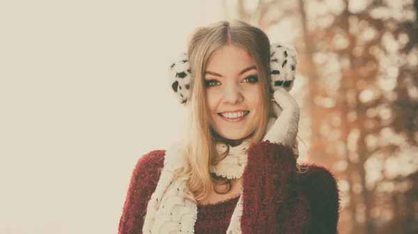 Woman posing in fall forest park. — Stock Photo, Image