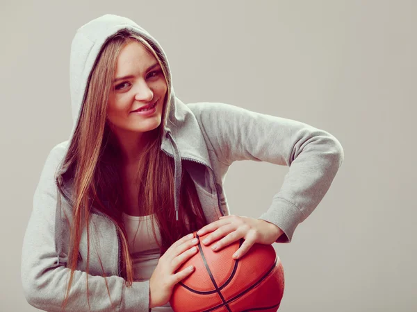 スポーティな十代女の子開催バスケット ボール. — ストック写真