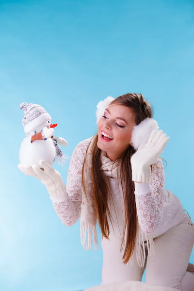 Mujer sosteniendo poco muñeco de nieve . —  Fotos de Stock