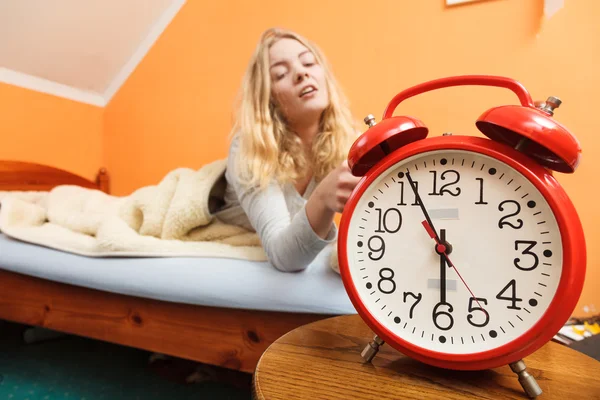 Mulher acordando na cama — Fotografia de Stock