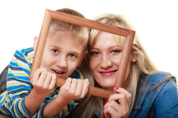 Mãe com filho segurando quadro — Fotografia de Stock