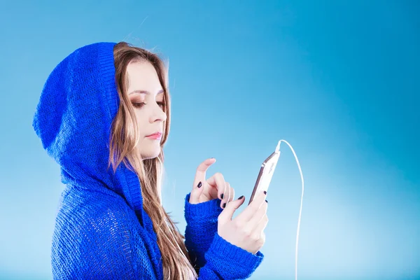 Young woman  listening to music — Stock Photo, Image