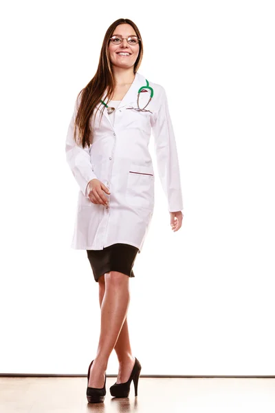 Doktor s stetoskop nosí bílý plášť. — Stock fotografie
