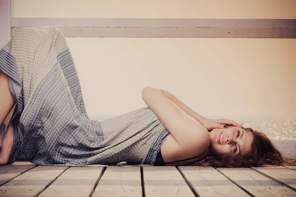 Femme relaxant sur jetée — Photo