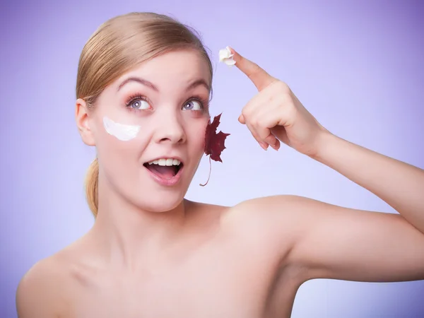 Menina cuidando da tez seca — Fotografia de Stock