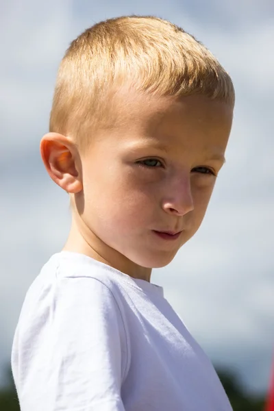 Nachdenklicher kleiner Junge — Stockfoto