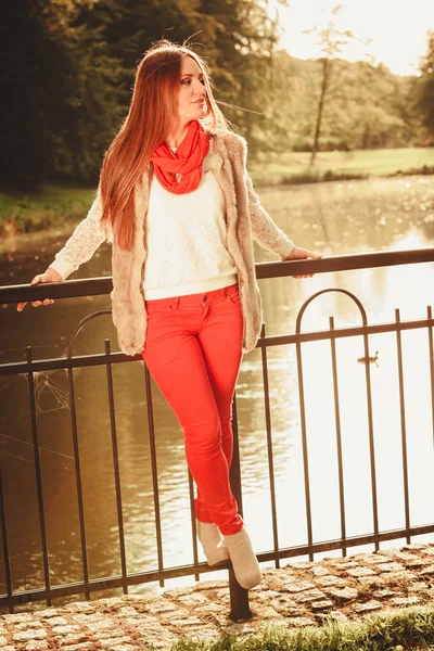 Mujer usando pantalones rojos caminando — Foto de Stock