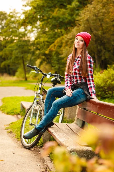 Femme relaxante dans le parc automnal — Photo