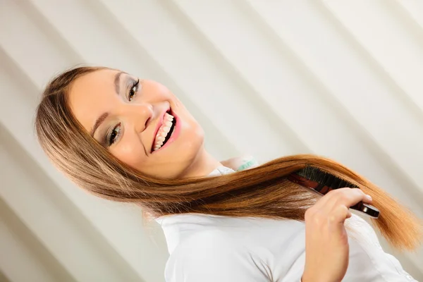 Mulher de negócios refrescante seu penteado — Fotografia de Stock