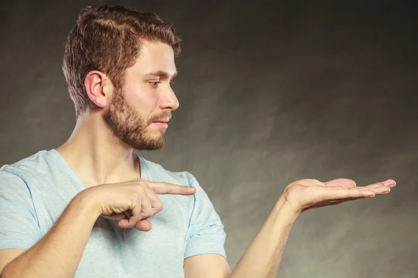 Mann zeigt mit dem Finger — Stockfoto