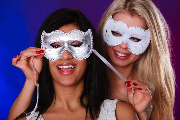 Dames in het wit zilveren carnaval maskers — Stockfoto