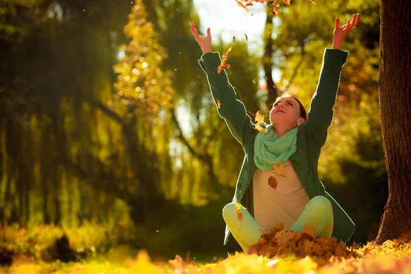 Mujer relajante en el parque de otoño —  Fotos de Stock