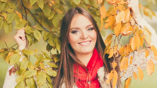 Damenmode Mädchen entspannen beim Spazierengehen im herbstlichen Park — Stockfoto