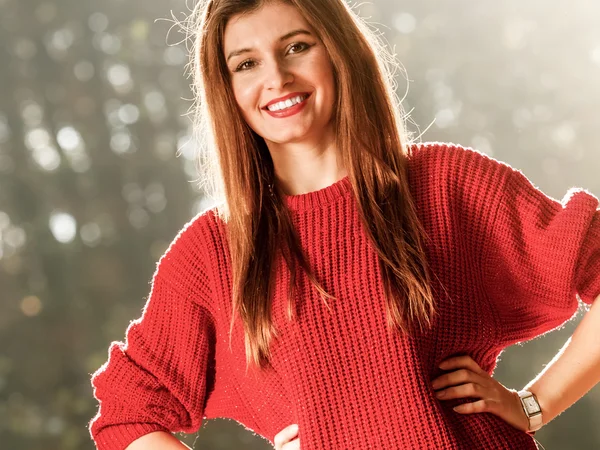 Vrouw ontspannen in herfst park — Stockfoto