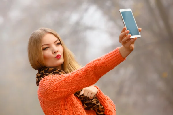 Chica tomando auto foto — Foto de Stock