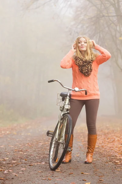 Bisiklete binen kadın — Stok fotoğraf