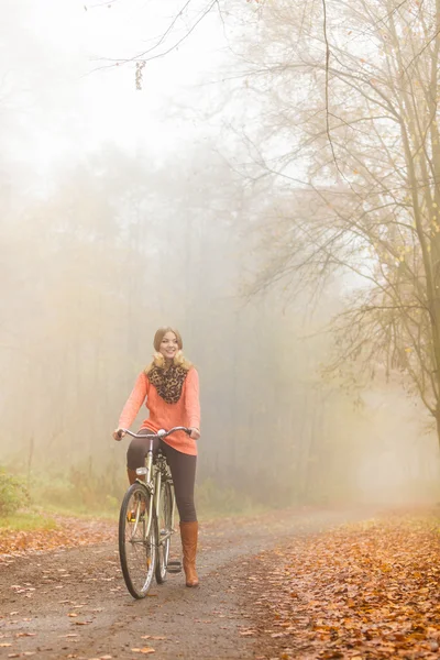 Vrouw rijden fiets — Stockfoto