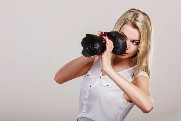 Mädchen schießt Bilder. — Stockfoto