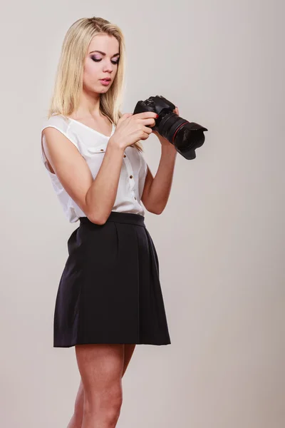 Girl shooting images. — Stock Photo, Image