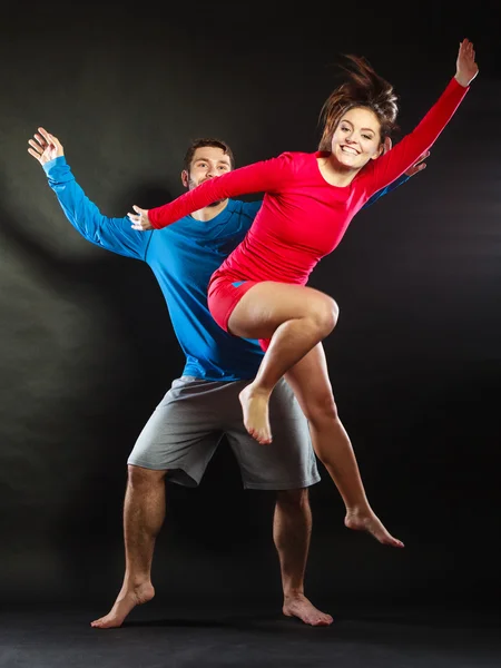 Hombre y mujer saltando — Foto de Stock