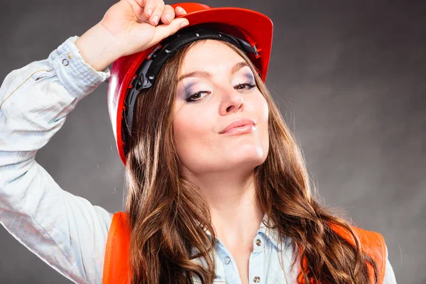 Frau trägt Helm. — Stockfoto