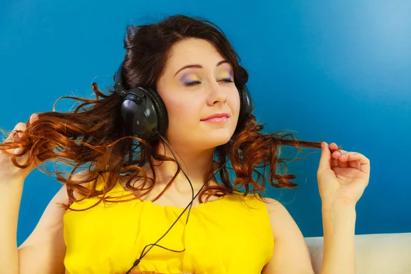 Girl listening to  music — Stock Photo, Image