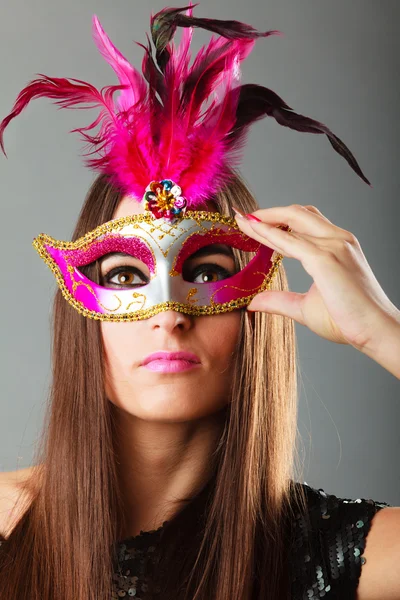 Mujer sosteniendo carnaval máscara veneciana —  Fotos de Stock