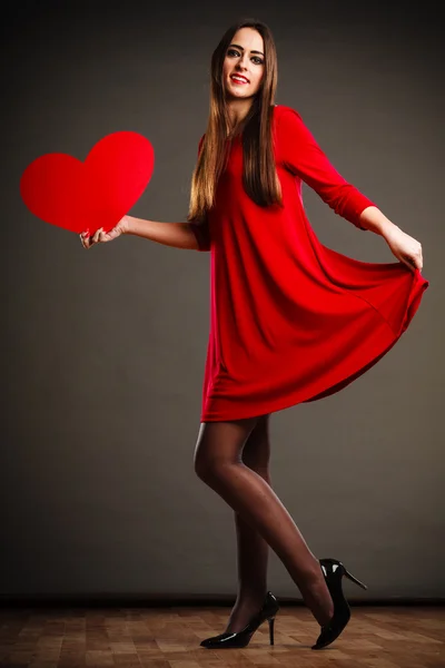 Mujer sosteniendo el corazón . — Foto de Stock